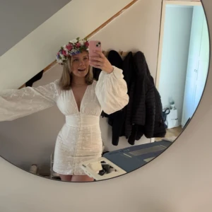 Adoore klänning - Vit kort adoore klänning