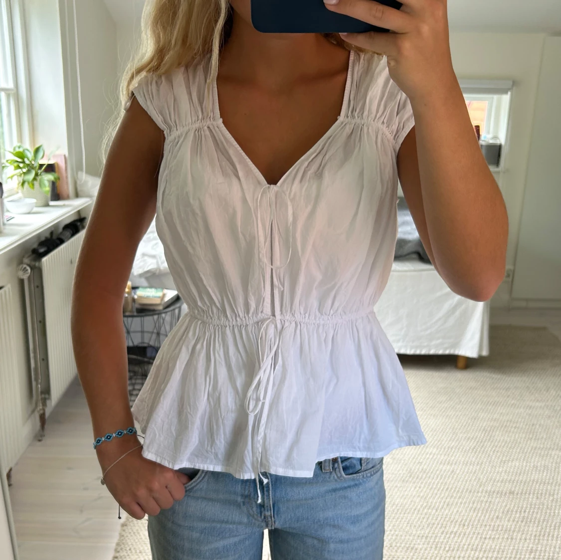 Vit blus med knyt och v-ringning - 1