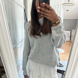 Grå stickad tröja med struktur - Supermysig grå stickad tröja!