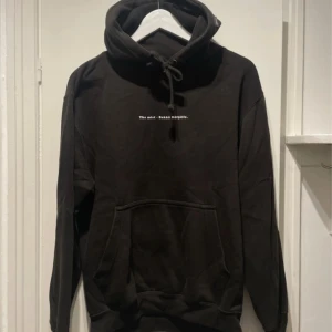 Svart hoodie med tryck - Cool svart hoodie med tryck och text från Appertiff. Hål för tummarna. Strl S unisex. 80% bomull 20% polyester. 