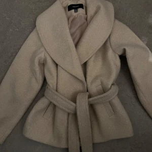 Kappa - Beige kappa från vero Moda, köpt för 800kr
