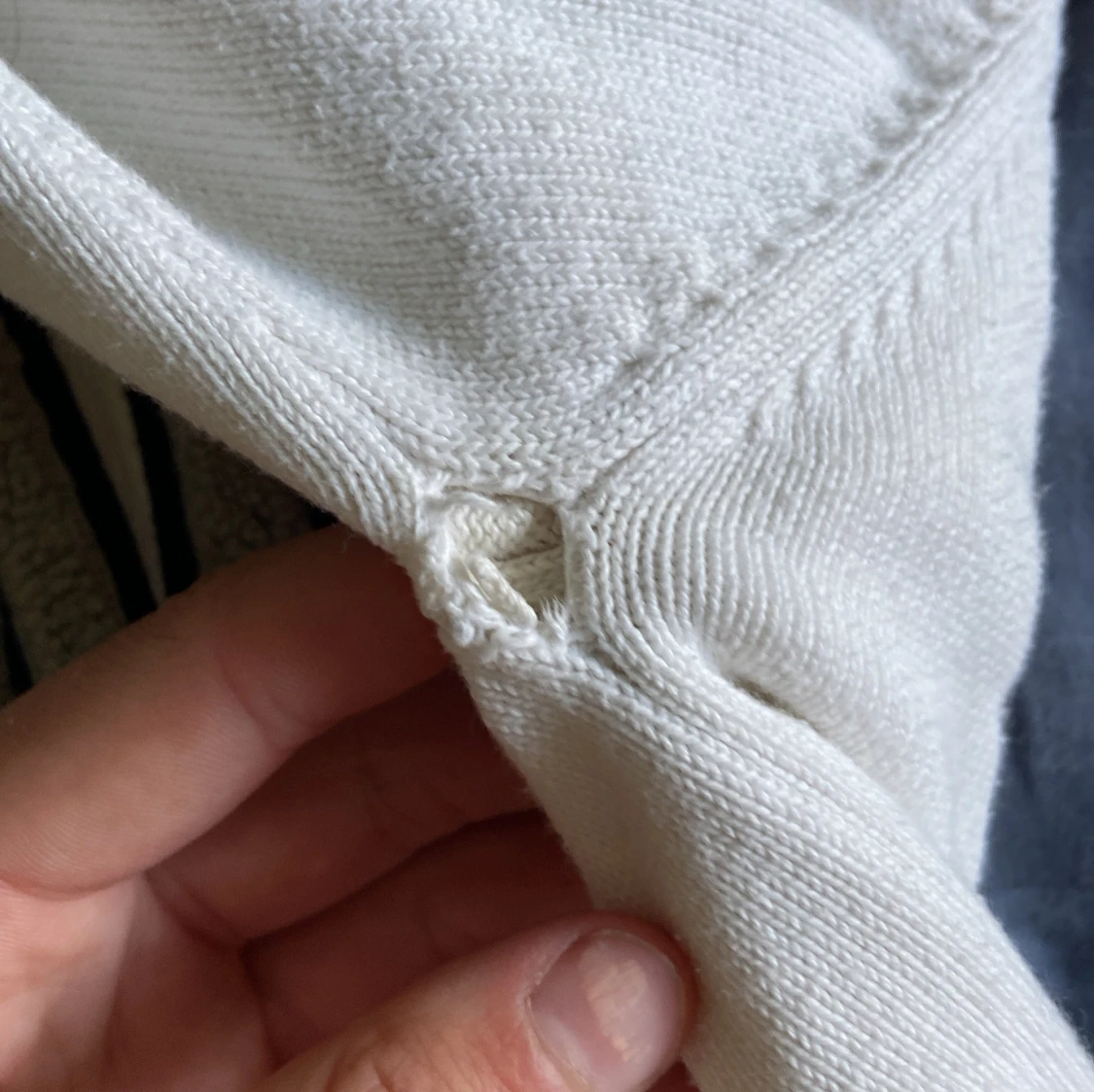 Vit stickad GANT tröja med logga - 3