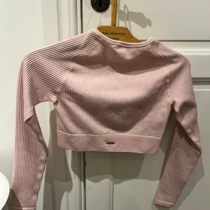 Ljusrosa ribbad croppad topp Aim'n - Rosa, långärmat men kort träningströja från aimn, säljer då jag inte använder dem längre. Fint skick, inte mycket använd. 