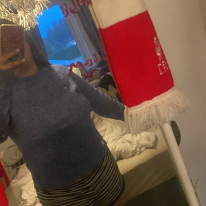 Blå stickad tröja från Vero Moda - Mysig blå stickad tröja från Vero Moda i storlek S. Den passar till allt möjligt.