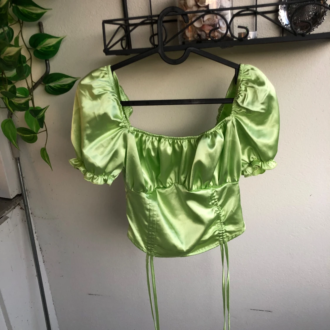 Grön satin blus med puffärm