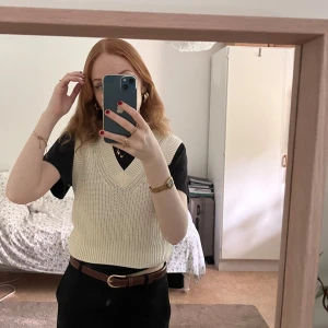 Vit pullover från H&M - Vit stickad pullover från H&M som passar mig som är XS! Den går att styla på så många olika sätt och är lätt att bara dra över en tröja. Jag säljer p.g.a att den inte kommer till användning längre och jag behöver pengar till min student