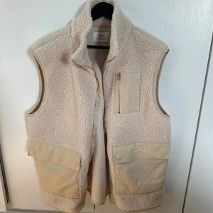 Beige Väst i teddy fleece material - Aldrig använd, dock fungerar inte dragkedjan