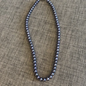 Lila pärlhalsband - Snyggt halsband med glansiga mörklila pärlor i klassisk design. Perfekt accessoar för att lyfta din outfit med en touch av färg och elegans. Pärlorna är jämnt rundade och sitter tätt på en tråd, vilket ger ett stilrent och tidlöst intryck. Hör av dig om du har frågor eller vill ha fler bilder! 