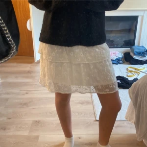 Volang kjol - Söt kjol från veromoda✨ Säljs inte längre Superbra skick Hör av dig om du har fler funderingar 🥰  