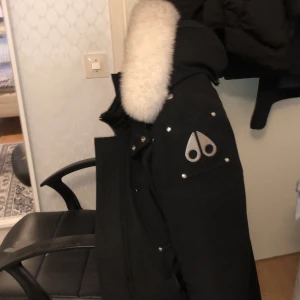 Moose knuckles jacka  - Moose knuckles vinterjacka, Storlek S. Väldigt bra för vintern. Skön luva. 