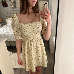 Gul blommig kortklänning från SHEIN - Supersöt ljusgul kortklänning från SHEIN i storlek S. Använd ett fåtal gånger💗