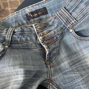 Lågmidjade jeans  - Jätte fina jeans som man kan du ut eller göra shorts med eller bara ha dem som dem är. Aldrig använda, köpte second hand 