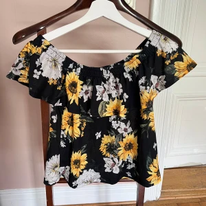 Blommig topp - Jättefin blommig topp i superbra skick!! Kan användas både off shoulder och vanligt🥰🥰