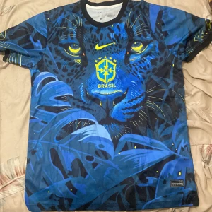 Nike Brasil Dri-Fit fotbollströja blå - Hej. Säljer denna unika brasil tröja. Köpte den till min lille bror men var för stor så ja använde den istället😅 Använd några gånger bara så den är som helt ny. Säljer för 400 men vid snabb affär kan priset sänkas. 