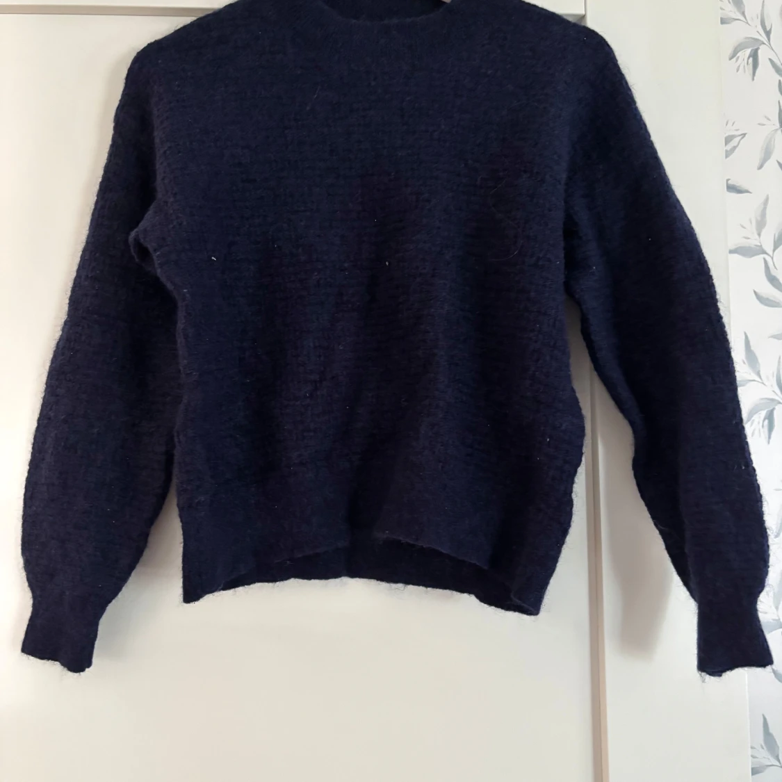 Mörkblå stickad tröja från Lindex