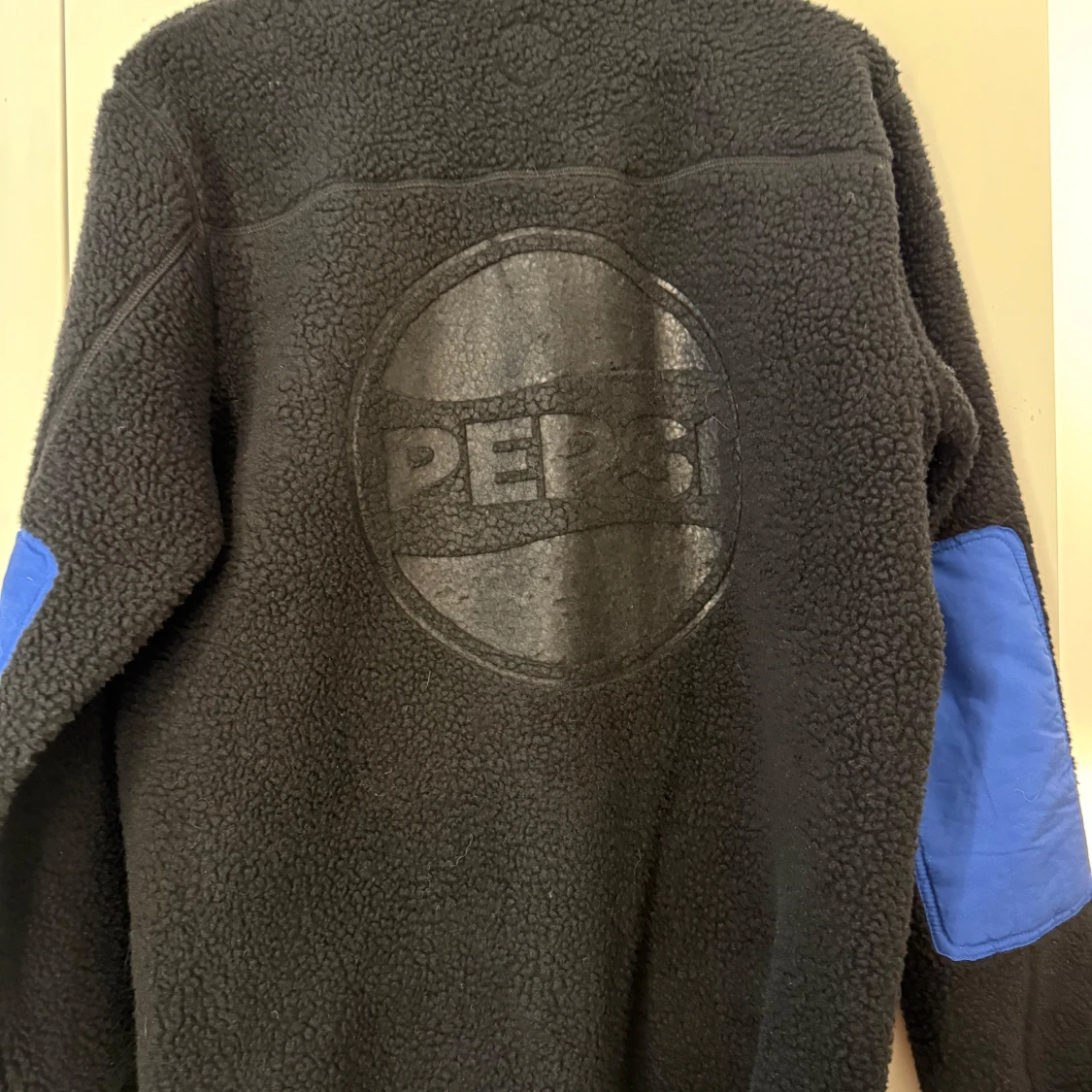 Svart teddyjacka Pepsi med blå detaljer - 1