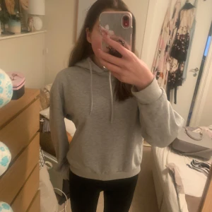Grå hoodie - Säljer en basic från hoodie!Passar till det mesta och är superbekväm. Hör av dig vid intresse! 😊💗Obs! Om ni ser likadana plagg som jag säljer är det förmodligen mitt gamla konto som inte fungerar längre!