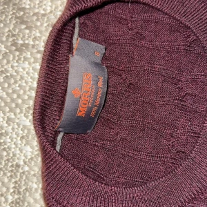 Morris tröja - Jätte fin mooris tröja i vinröd färg har haft på mig dig kanske 5-6 gånger men nu är den för liten 