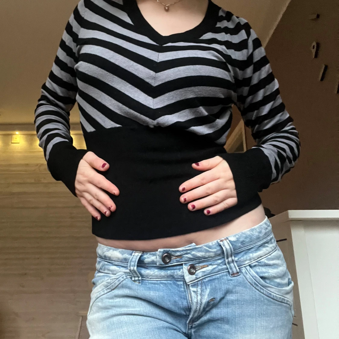 Svart och grå randig tröja - 1