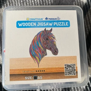 Puzzle  - Säljer ett färgglatt träpussel med ett detaljerat hästmotiv från CraftHub. Pusslet är i storlek A5 och har en hög svårighetsgrad med fem stjärnor. Perfekt för den som älskar utmaningar och vackra motiv!