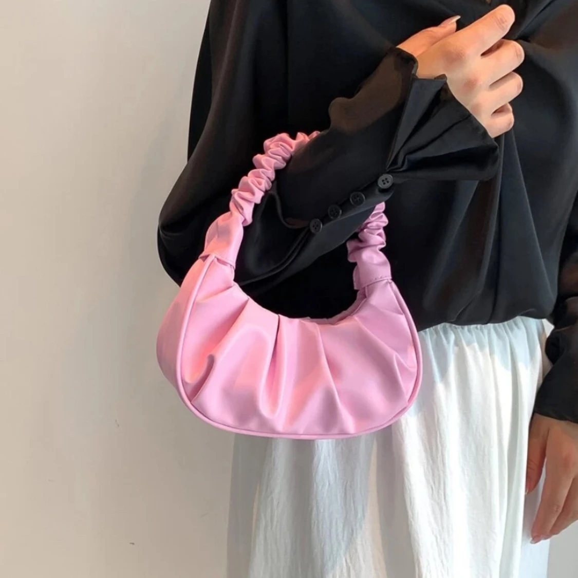 Rosa axelväska med rynkad detalj