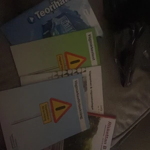 Böcker, körkort B - Säljer massor med böcker som inte kommer till användning då jag tagit körkort för ett bra tag sen. Säljer alla 5 för 75kr sammanlagt.