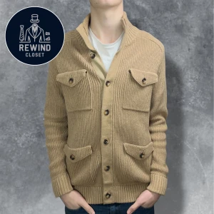 Cardigan från Peak performance - Stickad cardigan från Peak performance. Storlek M. Beige. Mycket bra skick✅. Pris endast 399 kr.  PRIS KAN DISKUTERAS😁