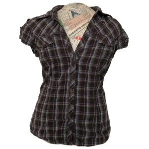 Rutig kortärmad skjorta - Snygg rutig skjorta med korta ärmar och knappar framtill. Skjortan har en klassisk krage och två bröstfickor med lock. Perfekt för en avslappnad stil. Skriv för bilder och mått!💕