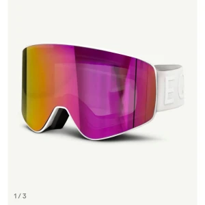 Skidgoggles EQPE - Säljer ett par nästan helt nya EQPE SM sight magnetic goggles med rosa/orange lins då jag ska köpa ett par andra. Har bara använts ett par gånger (kan skicka egna bilder) . Det ingår en extra lins (bild två) som man kan ha när det är mörkare. Det ingår även en påse som används för förvaring och puts.✨✨
