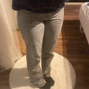 Grå jeans  - Gråa jeans från Lager 157, modell icon. Säljer då dom inte används. Pris kan diskuteras. 