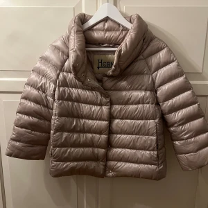 Herno jacka - Herno jacka med trekvartsärm så SÅ fin använd endast 3 gånger i finaste färgen i storlek s!                 Perfekt nu till våren pris kan diskuteras❤️