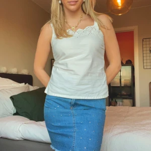 Jeanskjol med pärlor - Fin jeanskjol dekorerad med små pärlor☀️