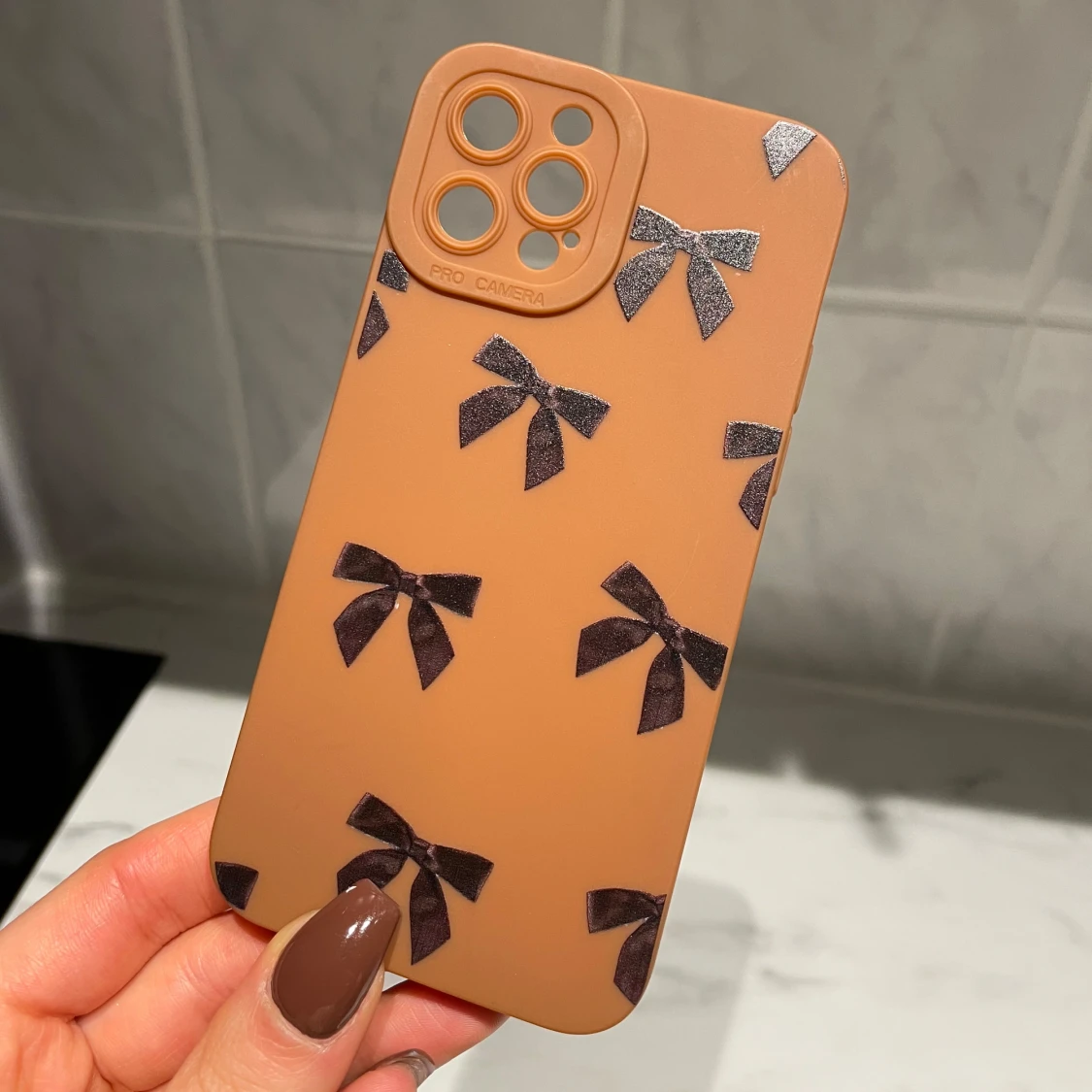 Brun mobilskal med rosetter iPhone 12 pro - 1