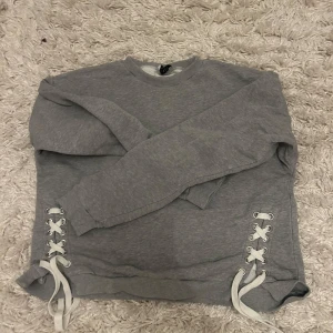 Grå tröja med snörning - Sweatshirt med snörning💗 Super cool💕