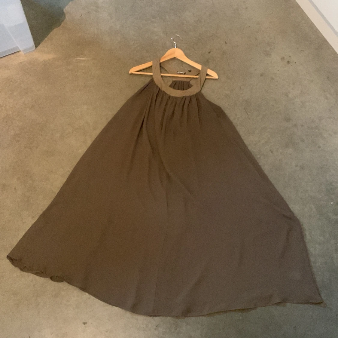 Brun långklänning från Monday  - 2