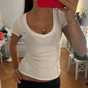 Hollister T-shirt  - Kom privat om ni undrar något💗😊 säljer en likadan fast mörkblå och randig jättesöt