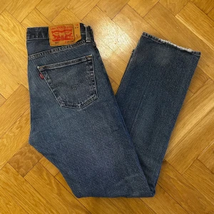 Blå Levi's 501 - Snygga blå jeans från Levi’s. De har en rak passform och har en lätt tvättad look. Modell: 501/Straight.                                          Storlek:29:32