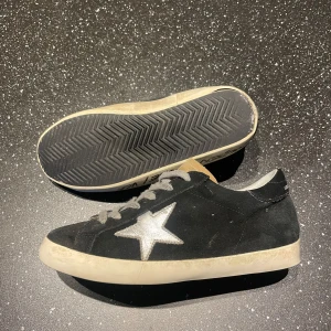 Golden Goose  - Säljer ett par golden goose för sjukt pris! Strl 40 men sitter som 41. Skicket är helt okej, lite smutsiga men tvättas innan de fraktas. Orginal pris 5200kr, mitt pris 1199! Har ni frågor är det bara att ställa de!