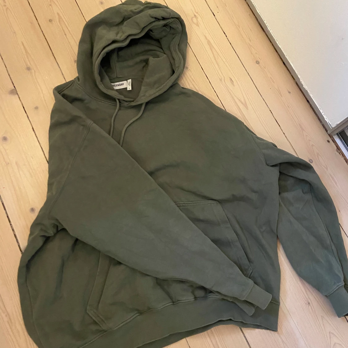 Grön hoodie från Weekday - 1