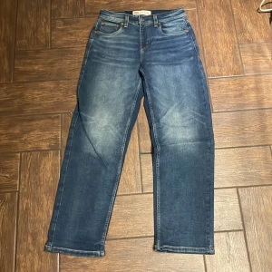 Blå jeans från Levi's - Säljer ett par klassiska blå jeans från Levi's med loose taper passform. De har en snygg tvätt och femficksdesign. Perfekta för en avslappnad stil. Perfekt för nån som är 176cm-180cm