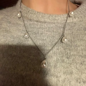 Halsband med vita pärlor - Fint halsband med vita pärlor hängande på en mellantunn kedja. Pärlorna är jämnt födelade och har gjort själv.