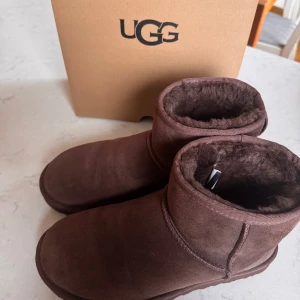 Ugg - Sparsamt använda Ugg! Färgen Burnt cedar