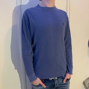 Blå tröja från Ralph Lauren - Säljer en stilren blå långärmad tröja från Ralph Lauren. Storlek M, mycket bra skick