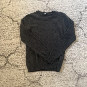 Mörkgrå kashmirtröja från Uniqlo - Säljer en mörkgrå kashmirtröja från Uniqlo. Tröjan är långärmad och tillverkad i 100% kashmir.  Storlek S💓