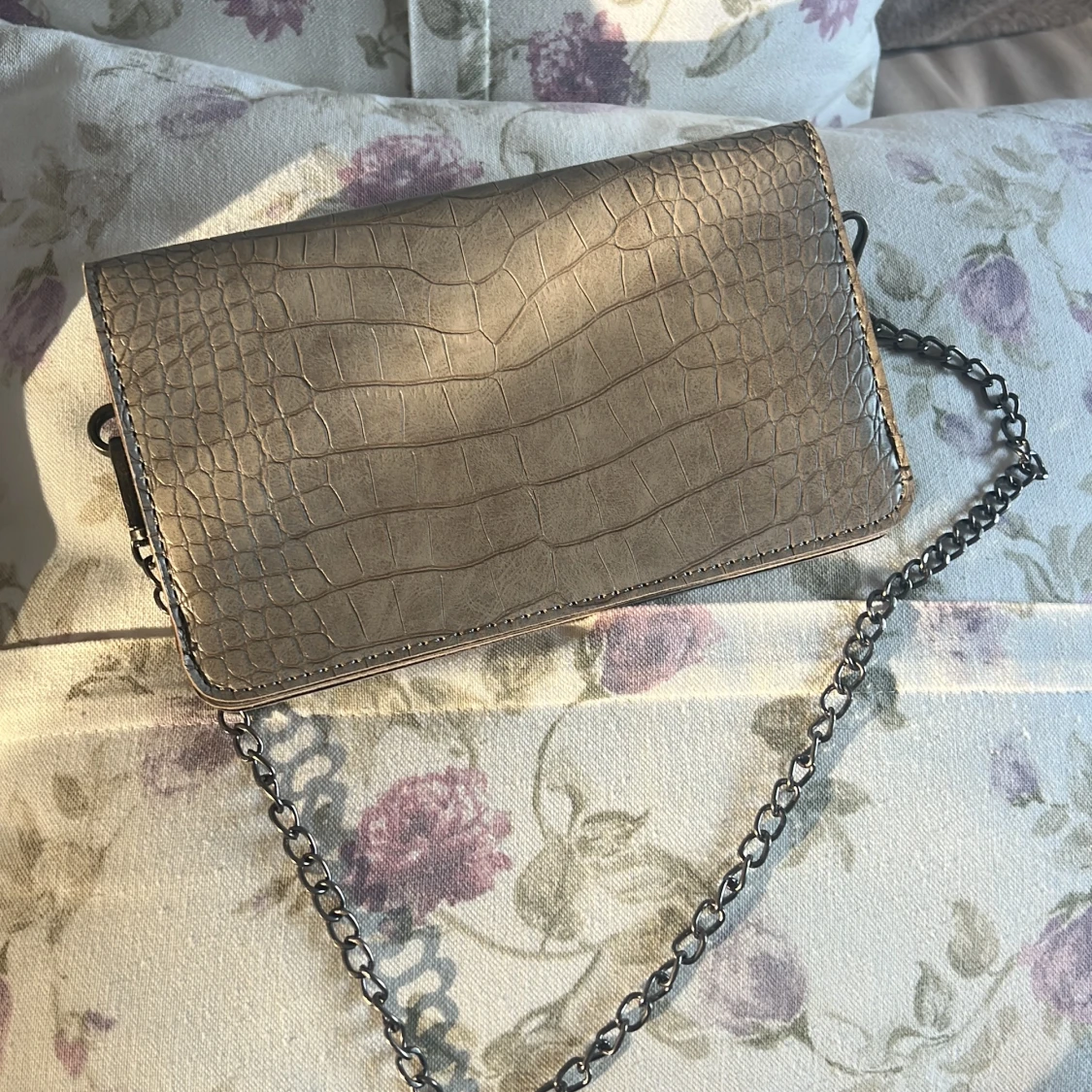 Beige axelväska med krokodilmönster  - 3