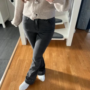 Svarta bootcut jeans - Bootcut jeans från Vila💕 storlek XS med en medel midja💕 mycket bra skick utan slitage💕 nypris 599kr💕.