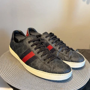 Gucci Ace - Riktigt feta Gucci Ace | Storlek 10,5 motsvarar ungefär 44,5 | Bra skick 7/10 | Bara skor ingår | Skriv för fler bilder eller funderingar 