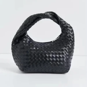 Svart flätad handväska gina - Snygg svart väska från Gina! Lite smutsig inuti men annars bra skick🩷