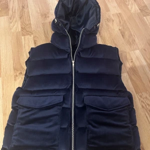 Mörkblå vendiera limited väst. - Denna västen säljs inte längre. Köpte den när den droppades för ungefär 1,5 månader sedan. Inte använt 1 ända gång. Den har bara hängt i garderoben hemma. Hör av dig om du är sugen på en skit snygg perfekt väst för vår/höst/sommar. Storlek L. Men skulle säga att den också passar M.