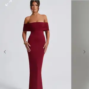 Elegant vinröd långklänning med offshoulder-design och öppen rygg. Klänningen har en tight passform som framhäver figuren och är perfekt för festliga tillfällen. Den är tillverkad i ett mjukt och stretchigt material som ger en bekväm känsla. Aldrig använd💕